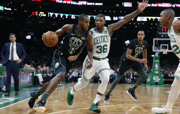 Khris Middleton de Milwaukee Bucks (22) y  Marcus Smart de los Celtics de Boston. Fto:AP 