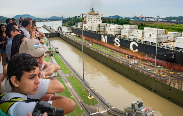  El Centro de visitantes del Canal de Panamá cuenta con amplias terrazas para observar el tránsito de los barcos