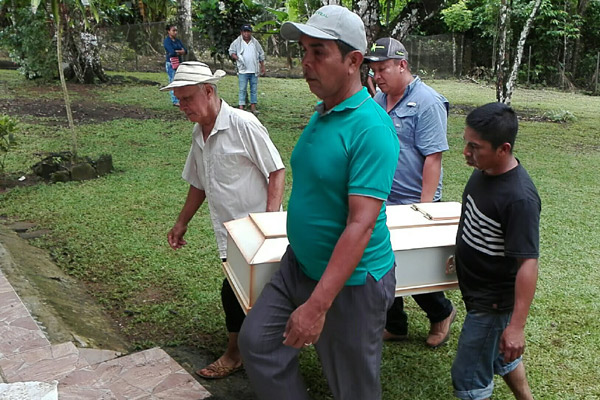 El pastor a cargo de la ceremonia, hizo un llamado a la familia a unirse y buscar juntos el consuelo además de mantener siempre vivo el recuerdo de Keila y Ángela. Foto/Eric Montenegro