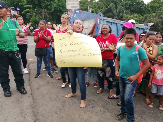 La protesta de las familias se realizó a orillas de la vía Interamericana en el sector de Loma Cová. Foto/Eric Montenegro