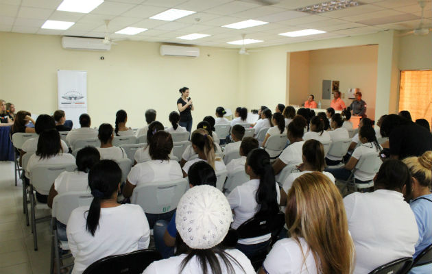 Más de 100 mujeres privadas de libertad recibieron la charla. Foto: Cortesía