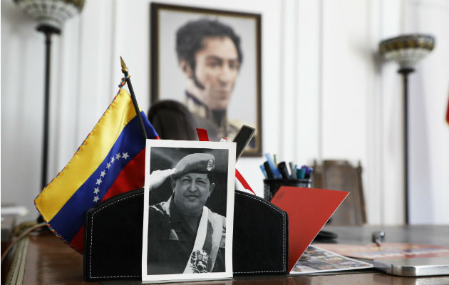 Retratos de Hugo Chávez y Simón Bolívar en el consulado de Venezuela en Nueva York. Foto: AP.