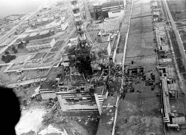 Foto de la Agencia AP, en la que se observa la central nuclear de Chernobyl, luego de la explosión de su reactor .