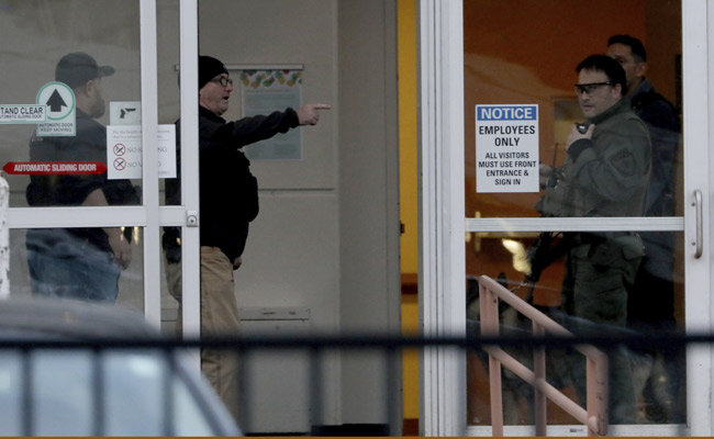 Los oficiales están haciendo una búsqueda metódica del hospital dentro del hospital y en las áreas cercanas. FOTO/AP