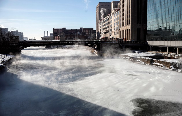 El vapor se eleva desde los edificios de la ciudad y el lago Michigan este jueves, en Chicago (EE.UU.). Foto/EFE