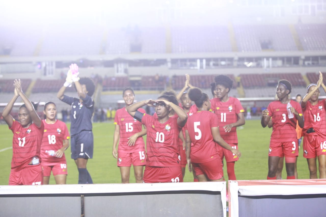 Jugadoras de Panamá festejan con la afición en el Rommel. Foto: Anayansi Gamez