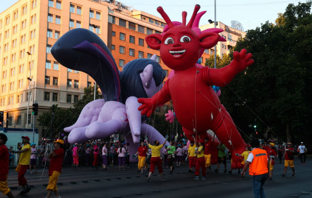 Los chicos gozaron con globos gigantes y con la participación de comparsas en Chile. EFE