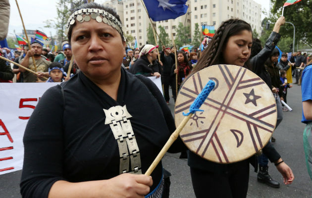 Mapuches marchan en Santiago de Chile en honor a la resistencia de su pueblo. Foto: EFE.