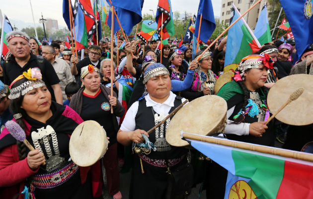 Mapuches marchan en Santiago de Chile en honor a la resistencia de su pueblo. Foto: EFE.