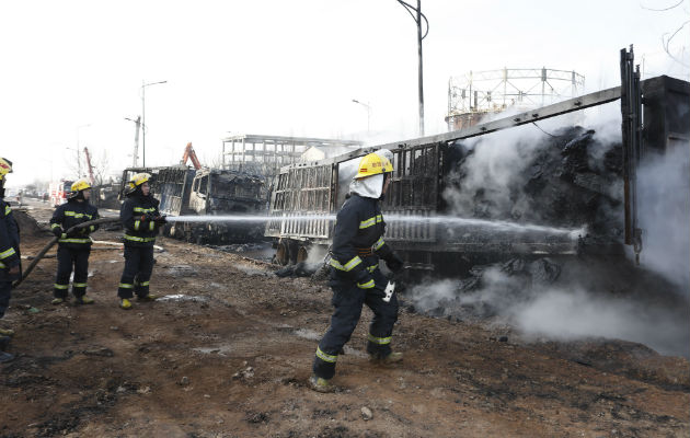Miembros del cuerpo de bomberos extinguen las llamas tras la explosión cerca de la planta química en Zhangjiakou, China. Foto: EFE