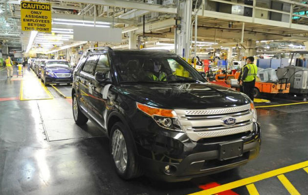 En la imagen, un vehículo Ford Explorer en la cadena de montaje de una fábrica de Chicago, Estados Unidos. EFE/Archivo