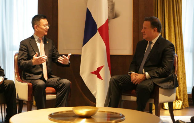 El presidente Juan Carlos Varela junto a Lu Hongxiang, presidente de Jumore. Foto/Cortesía