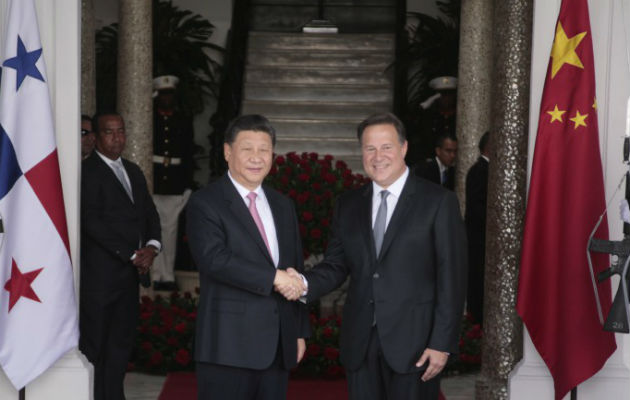 Juan Carlos Varela le prometió a Xi Jinping que las relaciones entre Panamá y China se llevarán sin injerencia de ningún otro país. Víctor Arosemena