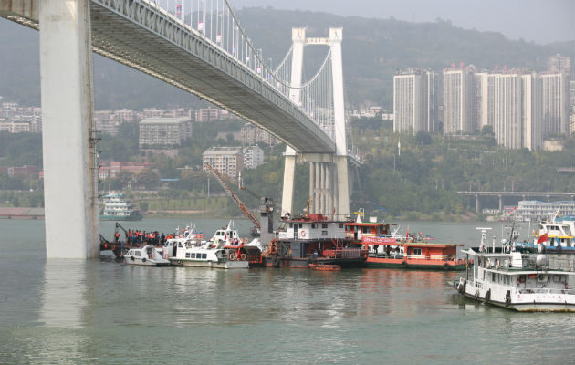 Tras varios días de búsqueda los equipos de salvamento utilizaron un sistema de sonar para hallar el autobús, hundido a 71 metros bajo el agua y a 28 metros del puente donde ocurrió el accidente.