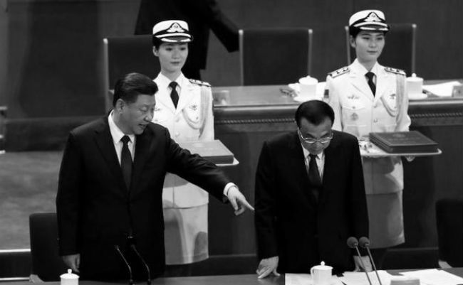 El presidente Xi Jinping hace una indicación a su primer ministro durante los actos del martes 18 de diciembre. Foto:  EFE