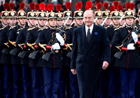 El presidente francés, Jacques Chirac, inspeccionó a las tropas durante una ceremonia que conmemora el aniversario del armisticio en París. FOTO/AP