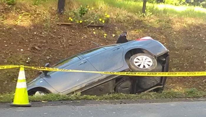  La policía manejó el caso del carro en la zanja como un hecho de tránsito y  luego son notificados del asalto. Foto/José Vásquez 