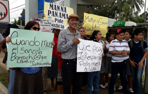 Familiares de la víctima enojados y portaban pancartas. Foto: Mayra Madrid. 