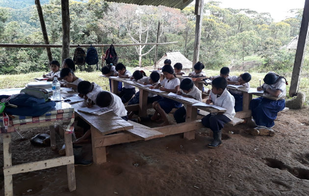 Estudiantes en clases en la comarca Ngäbe-Buglé. 