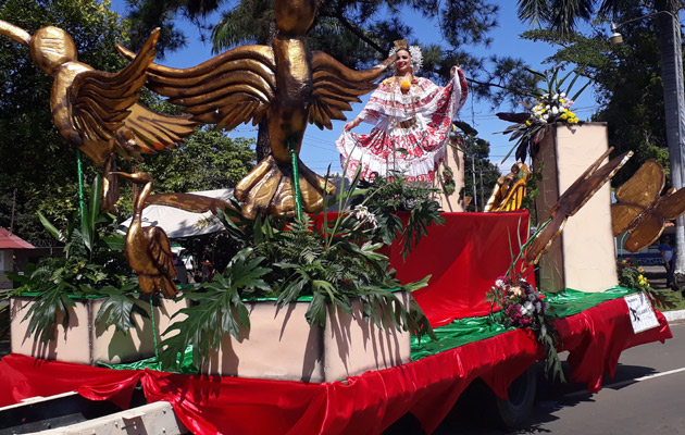 Santeños y chiricanos se tomaron las calles para celebrar por todo lo alto el 10 de noviembre. Foto/José Vásquez