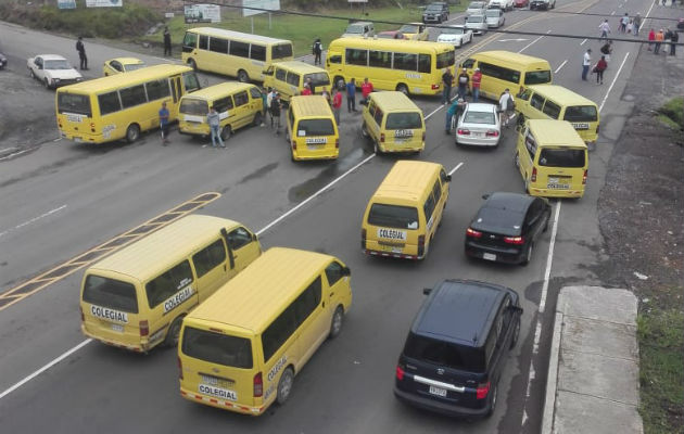 Los busitos colegiales protestan porque la mayor parte de las vías en el poblado de Boquete están cerradas.