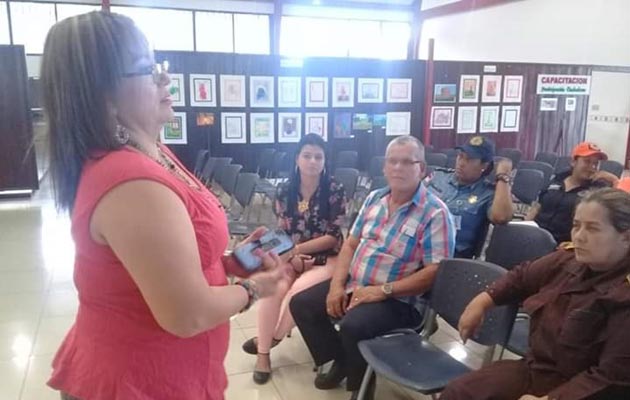 Yansi Rodríguez coordinadora del desfile navideño asegura que se harán cumplir las normas de seguridad. Foto/Mayra Madrid