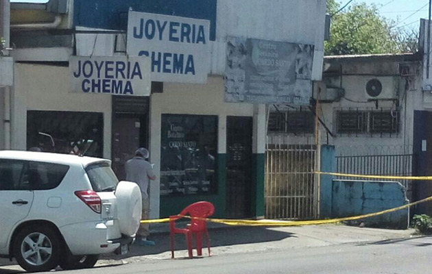 El occiso presentaba cinco heridas con arma blanca, dos en la cabeza, una en el tórax y dos en el brazo derecho. Foto/José Vásquez