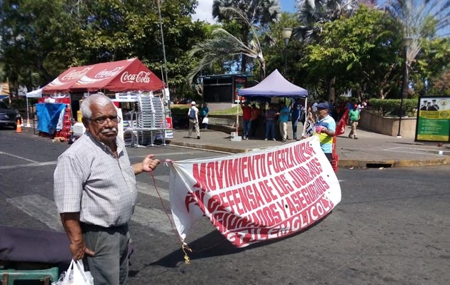 Jubilados están cansados de esperar que el Gobierno le aprueben un aumento. Foto/ José Vásquez