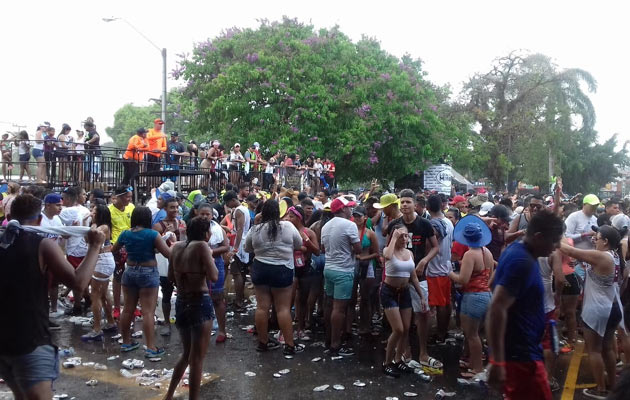 La lluvia ayudó para la mojadera continuara en los Carnavales chiricanos. Foto/Mayra Madrid