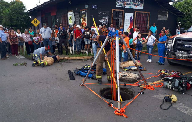 Los bomberos de David, en sus labores para rescatar al perrito en Chiriquí. @RetenChiriqui