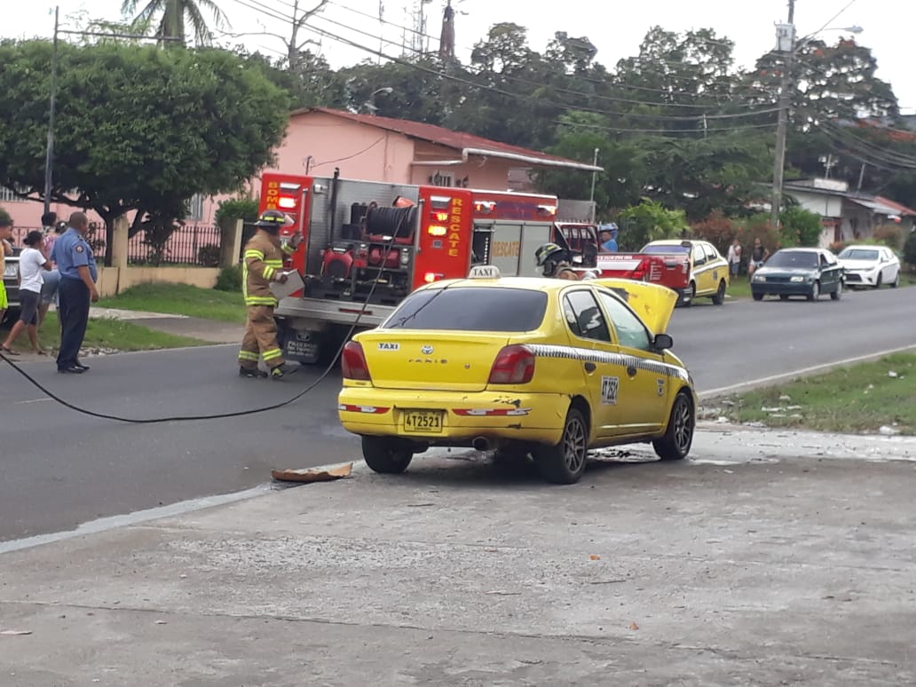 El taxi se detuvo y ya el motor estaba incendiado. Foto/José Vásquez