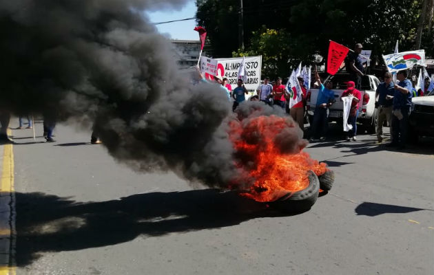La quema de llantas frente a la sede de la gobernación en Chiriquí. Foto: José Vásquez. 