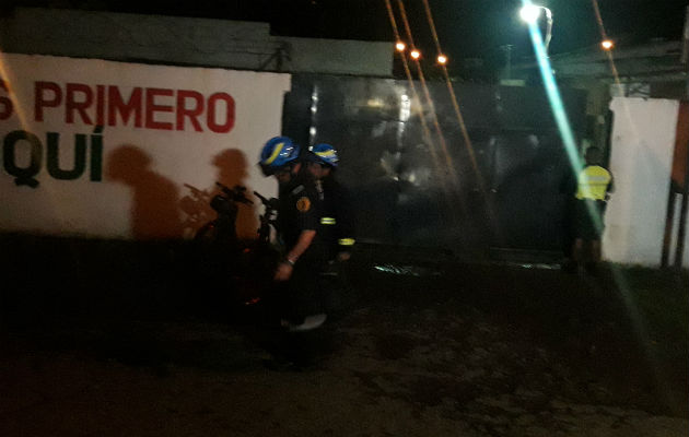 Bomberos acudieron a sofocar el siniestro en la instalación. Foto: Mayra Madrid. 