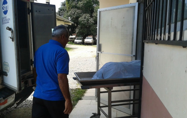  El cuerpo de la joven fue llevado a la morgue judicial. Foto: Mayra Madrid.  