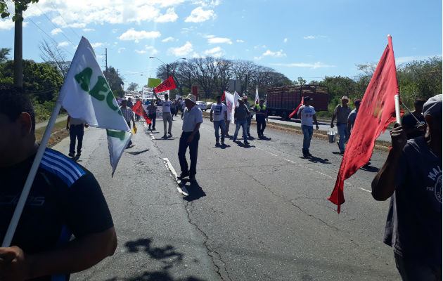  Los manifestantes ocuparon dos paños de la vía. Foto: José Vásquez. 