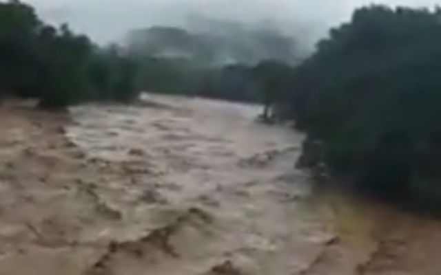 Este viernes el Meduca en Chiriquí hizo un llamado a todos los directores de los planteles educativos de la provincia a evaluar la situación que pueda existir de riesgo y tomar la decisión de suspender las clases para salvaguardar la vida de la comunidad educativa.