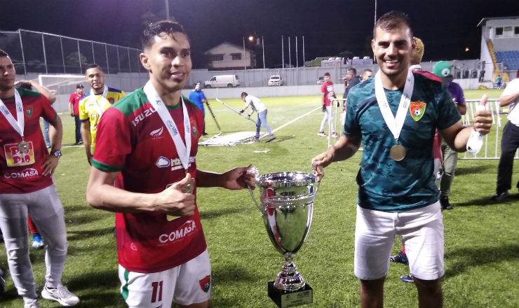 José Batista (izq) y el técnico Patricio Sampó con la Copa del Clausura 2019 de la LNA.