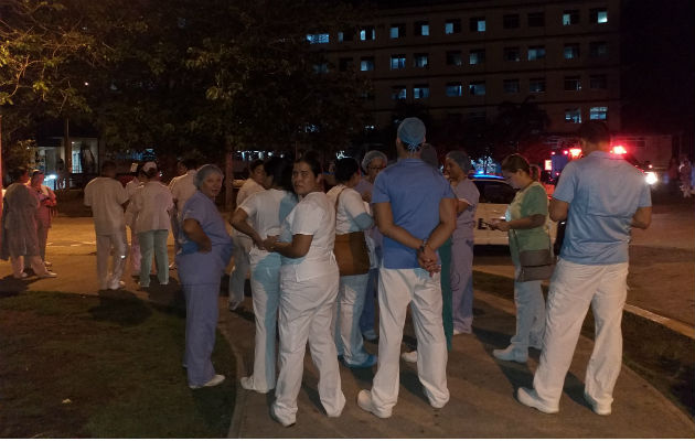 El personal de Sistema Nacional de Protección (Sinaproc) procedió a desalojar a personal médico y pacientes de algunas áreas en el hospital Regional en David.