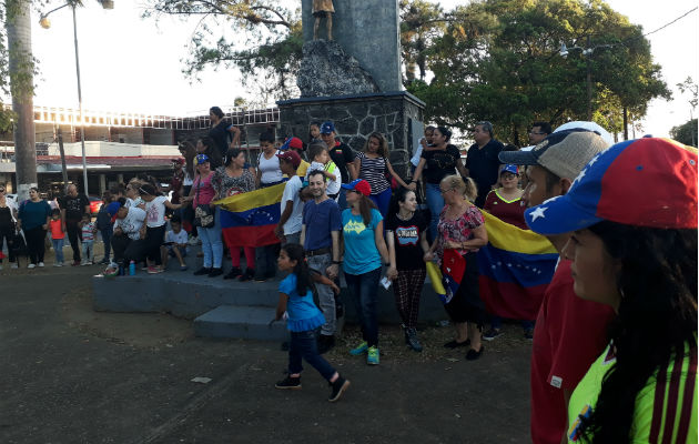  Los venezolanos entonaron las notas del himno nacional de su país. Foto: José Vásquez. 