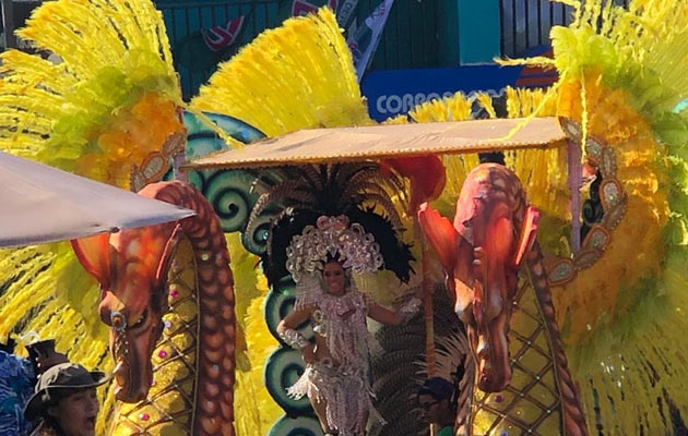 Las reinas de Chitré, pasaron momentos difíciles para llegar al Parque Unión y Centenario debido a la gran cantidad de público. Foto/Thays Rodíguez