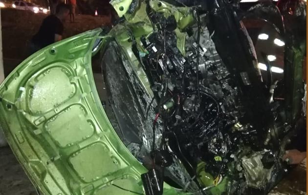 El auto dio varias vueltas. Las autoridades investigan lo que ocurrió. Foto/Thays Domínguez