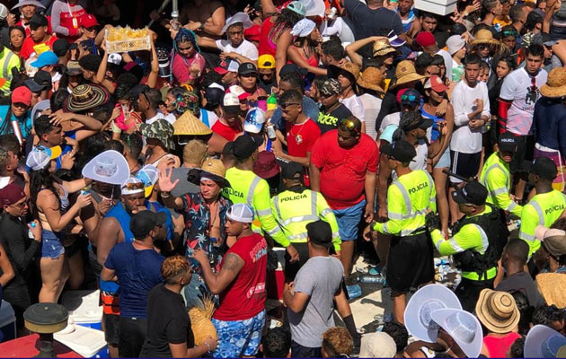 La cantidad de público rebasó la capacidad de los parques de Chitré. Foto/Thays Domínguez