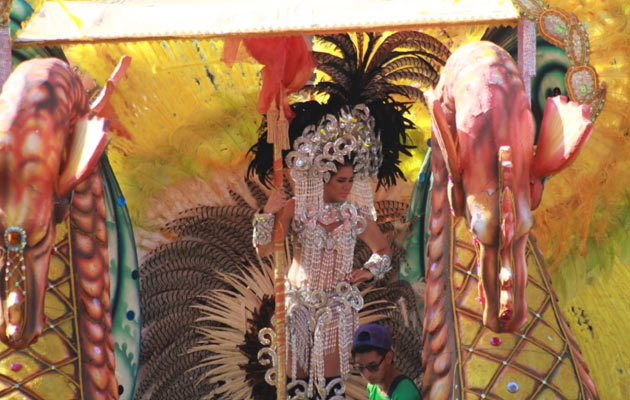 Las reinas de Chitré, pasaron momentos difíciles para llegar al Parque Unión y Centenario debido a la gran cantidad de público. Foto/Thays Rodíguez