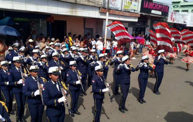 Uno de los colegios participantes en el desfile de Chitré. 