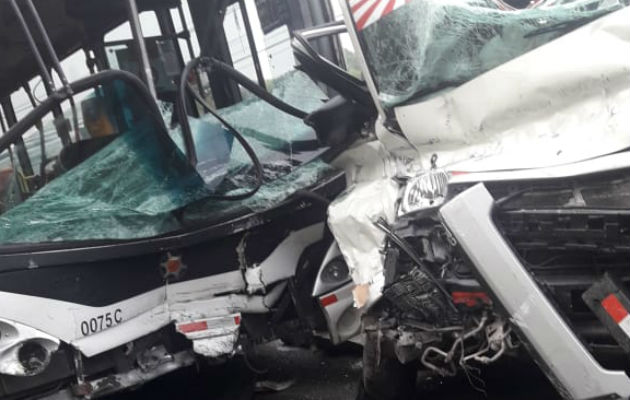 Ambos vehículos quedaron con daños de consideración.