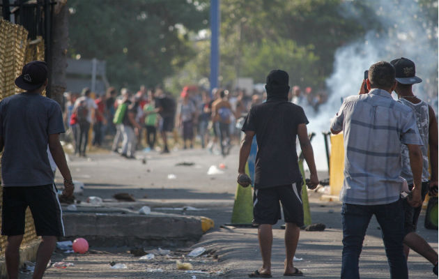 Migrantes hondureños se enfrentan con habitantes de Tecún Umán, (Guatemala). Foto: EFE.