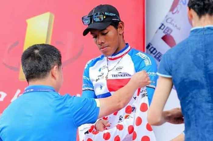 Cristopher Jurado recibe su camisa de lunares. Foto Cortesía