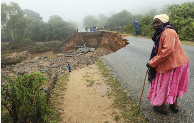 Una adulta mayor ante un puente colapsado por el ciclón Idai en Chimanimani, al sudeste de Harare en Zimbabwe. Foto: AP.