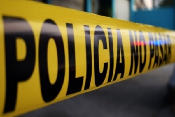 Unidades de la Policía Nacional llegaron a Calle 11, Las Acacias, y acordonaron con cinta amarilla la escena del crimen.