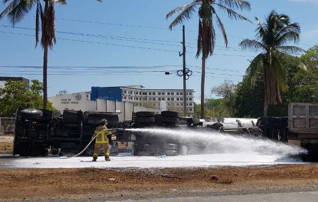 Bomberos lanzan espuma a los camiones accidentados. Foto: José Vásquez. 